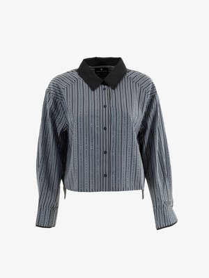 Camicia button-up accorciata con colletto nero e strisce verticali bianche, blu e grigie. Presenta maniche lunghe e dettagli con bottoni neri.