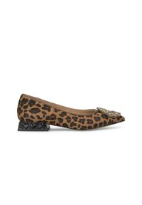 Scarpa piatta con stampa leopardata e punta affusolata, decorata con un dettaglio di gioielli, e un tacco basso cubico in materiale nero testurizzato.