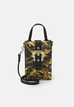Sort og gul mønsteret håndtaske med et struktureret design, topgreb, guldfarvet hardware og justerbar skulderrem.