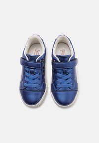 Blå faux skinn sneakers med en kontrasterende hvit såle, som har blå snørebånd og en borrelås, dekorert med små fargerike hjerter.