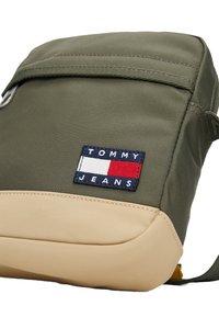 Tommy Jeans DAILY SQUARED REPORTER - Cross body bag - pewter green
