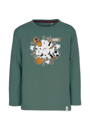 Grünes Langarmshirt mit einer zentralen Illustration von Sportausrüstung, darunter ein Skateboard, ein Hockeyschläger, ein Basketball und ein Fußball, die aus einer Wolke mit Sternen und Blitzen hervorsprudeln.