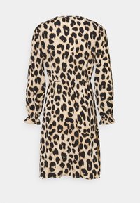 Leopardmusterkleid mit langen Ärmeln, tailliertem Schnitt und ausgestellten Manschetten. Aus weichem Stoff gefertigt, der schwarze Flecken auf beigem Hintergrund zeigt.