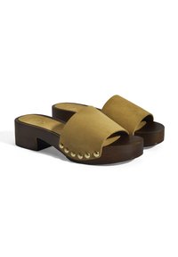 Bruine houten plateau mules met een khaki suede bovenwerk. Bevat een brede band en gouden studs langs de rand. Gedeeltelijk gladde textuur, open teen ontwerp.
