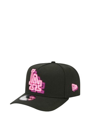 Schwarze Mütze mit gebogenem Schild, mit einem rosa gestickten "LA"-Logo und Akzent an der Seite. Hergestellt aus einem Stoff mit glatter Textur.