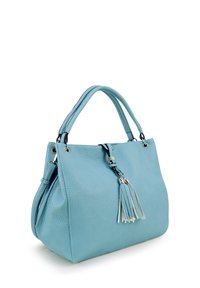 Lichtblauwe lederen handtas met een gestructureerd oppervlak, twee handvatten aan de bovenkant, zilveren hardware en een decoratieve franjeaccent.