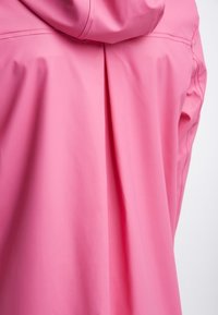 Vista posteriore di un cappotto impermeabile rosa con cappuccio e una piega centrale sul retro.