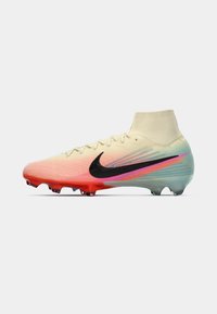 Nike nogometne kopačke s gradijentnim dizajnom od ružičaste do mint zelene, teksturirani sintetički gornji dio, crni logotip i crveni potplat s češljićima.