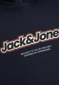 Mörkblå hoodie med en djärv "Jack&Jones"-logotyp i vit och brun text. Ytterligare text under i vitt. Mjuk bomullsmaterial.