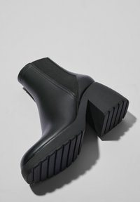 Bershka Botines bajos - black