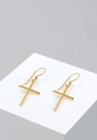 Goldfarbene Kreuzohrringe mit einer glänzenden, glatten Textur; verfügen über ein Hakendesign zum Hängen. Einfach und elegant in Kreuzform.