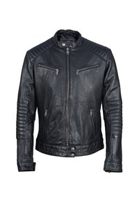 Chaqueta de motocicleta de cuero negro con cierre frontal, dos bolsillos en el pecho, acentos acolchados en los hombros y las mangas, y detalles de costilla a los lados.