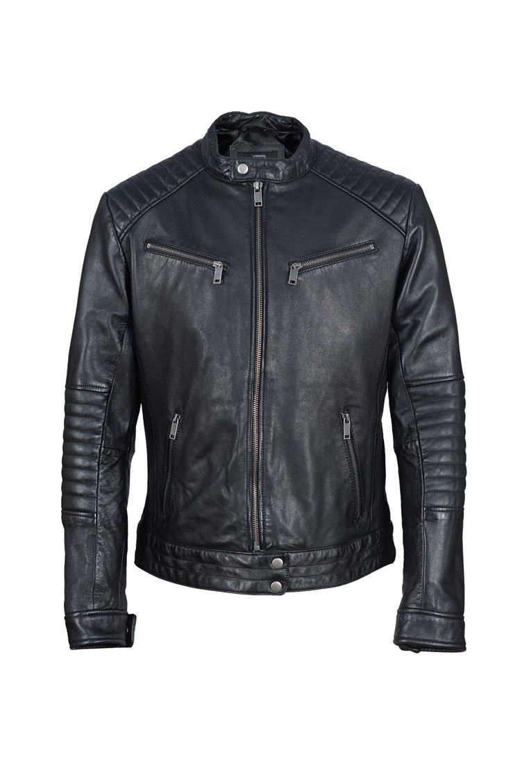 Chaqueta de motocicleta de cuero negro con cierre frontal, dos bolsillos en el pecho, acentos acolchados en los hombros y las mangas, y detalles de costilla a los lados.