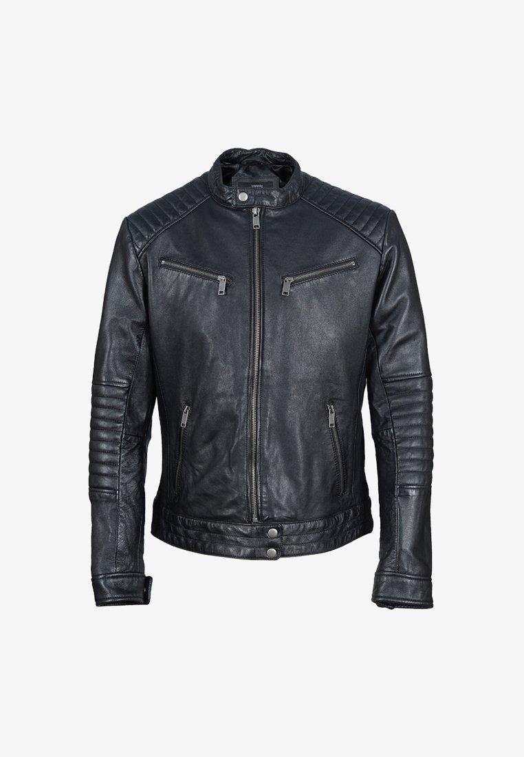 Giacca da motociclista in pelle nera con chiusura a zip frontale, due tasche sul petto, dettagli trapuntati sulle spalle e sulle maniche, e finiture rigate sui lati.