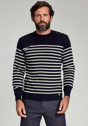 Marineblau gestreifter Pullover mit weißen horizontalen Linien, rundem Hals und Knopfdetails an der Schulter. Rippbündchen und -saum. Baumwollmischung.