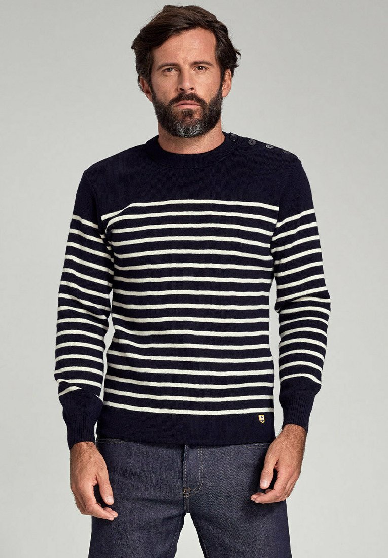 Marineblau gestreifter Pullover mit weißen horizontalen Linien, rundem Hals und Knopfdetails an der Schulter. Rippbündchen und -saum. Baumwollmischung.