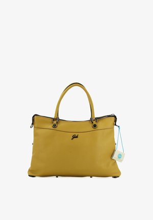 Borsa a mano in pelle gialla con due manici, chiusura con cerniera, logo del marchio nero sul davanti e piccolo cartellino bianco attaccato con cordoncino blu sul lato.