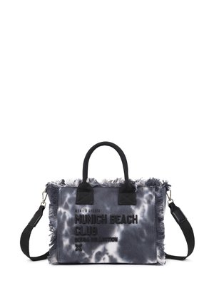 Bolsa rectangular de tie-dye azul-gris con asas negras, correa de hombro desmontable, bordes con flecos y texto "Munich Beach Club" en el frente.