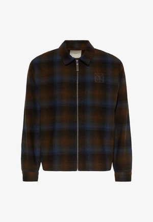 Brązowo-niebieska kurtka w kratę z suwakiem z przodu, kołnierzem i haftowanym logo na piersi. Wykonana z miękkiego, teksturowanego materiału.