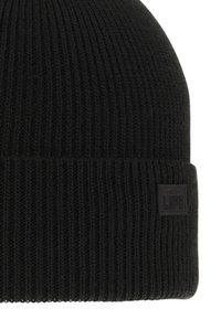 Zwarte geribbelde gebreide beanie met omgeslagen rand en klein rechthoekig "Cool Life" logo op de zijkant.