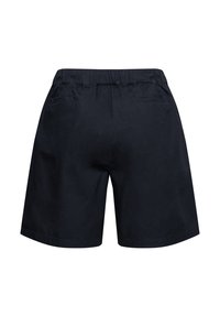 Shorts navy foncé avec une taille élastique, poches arrière plates et une coupe décontractée. Présente une texture lisse et une longueur jusqu'au milieu de la cuisse.