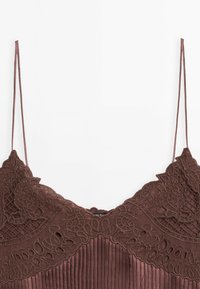 Bruine, geplooide camisole met complexe borduursels bij de halslijn, voorzien van dunne bandjes en een gladde textuur.