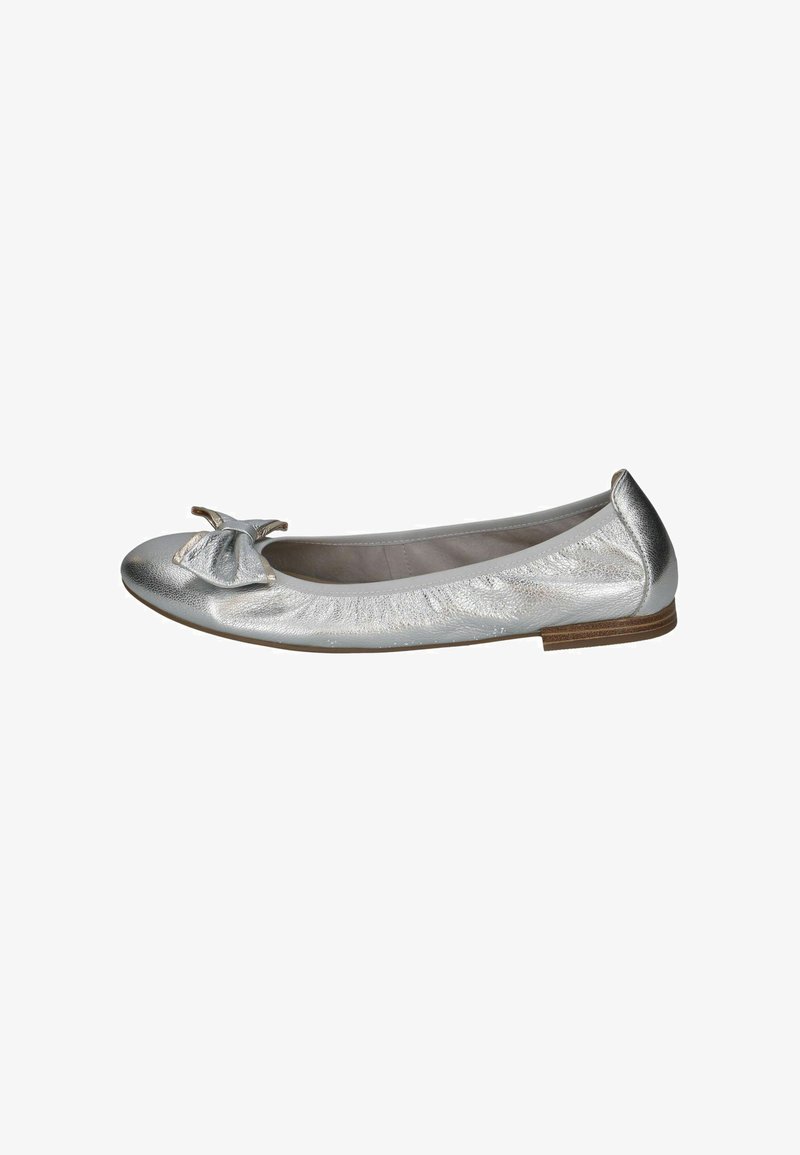 Ballerine argentée avec une tige en cuir texturé, un bout arrondi et un nœud décoratif à l'avant. Dispose d'un petit talon en bois.