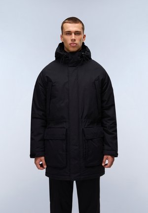 Zwarte, geïsoleerde parka met een capuchon, uitgerust met twee voorzakken, een rits aan de voorkant en verstelbare trekkoorden. Gladde buitenkant.