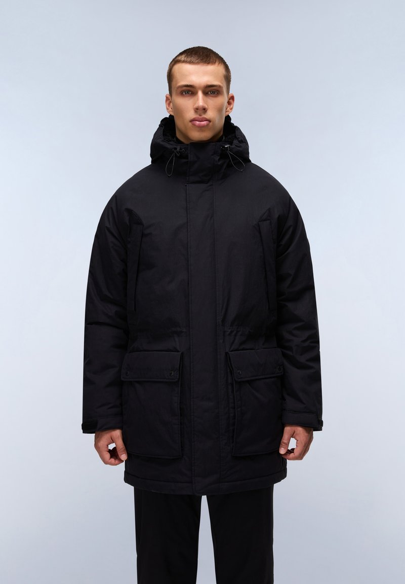 Zwarte, geïsoleerde parka met een capuchon, uitgerust met twee voorzakken, een rits aan de voorkant en verstelbare trekkoorden. Gladde buitenkant.