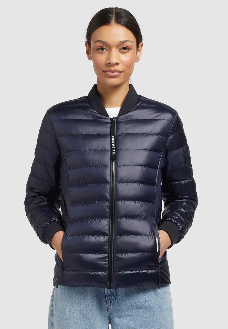 Námornícka puffer bunda s horizontálnym prešívaním, zapínaním na zips, elastickým golierom a manžetami. Vyrobená z lesklého, ľahkého materiálu.