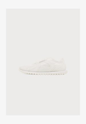 Emporio Armani, Sneakers basse - milky white