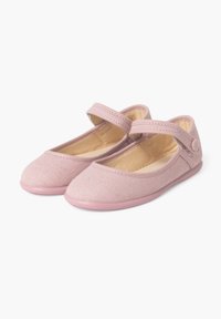 Ballerines en tissu rose avec une finition texturée, bout rond et sangle ajustable sur le coup de pied. Intérieur doux et semelle flexible.