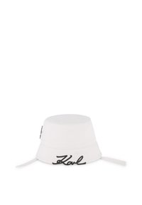 Witte bucket hat van canvas met een ronde bovenkant en brede rand, voorzien van zwarte borduursel "Karl" aan de voorkant en verstelbare bandjes.