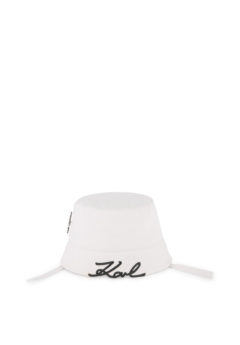 Witte bucket hat van canvas met een ronde bovenkant en brede rand, voorzien van zwarte borduursel "Karl" aan de voorkant en verstelbare bandjes.