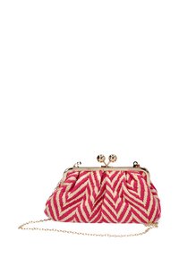 Bolso de mano en patrones de zigzag rosa y crema hecho de tela tejida, con un marco de metal dorado y cierre de bola, además de una correa de cadena.