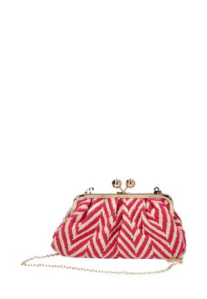 Bolso de mano en patrones de zigzag rosa y crema hecho de tela tejida, con un marco de metal dorado y cierre de bola, además de una correa de cadena.