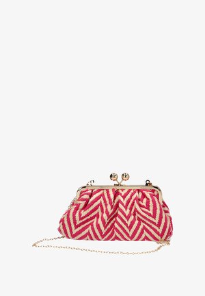 Bolso de mano en patrones de zigzag rosa y crema hecho de tela tejida, con un marco de metal dorado y cierre de bola, además de una correa de cadena.