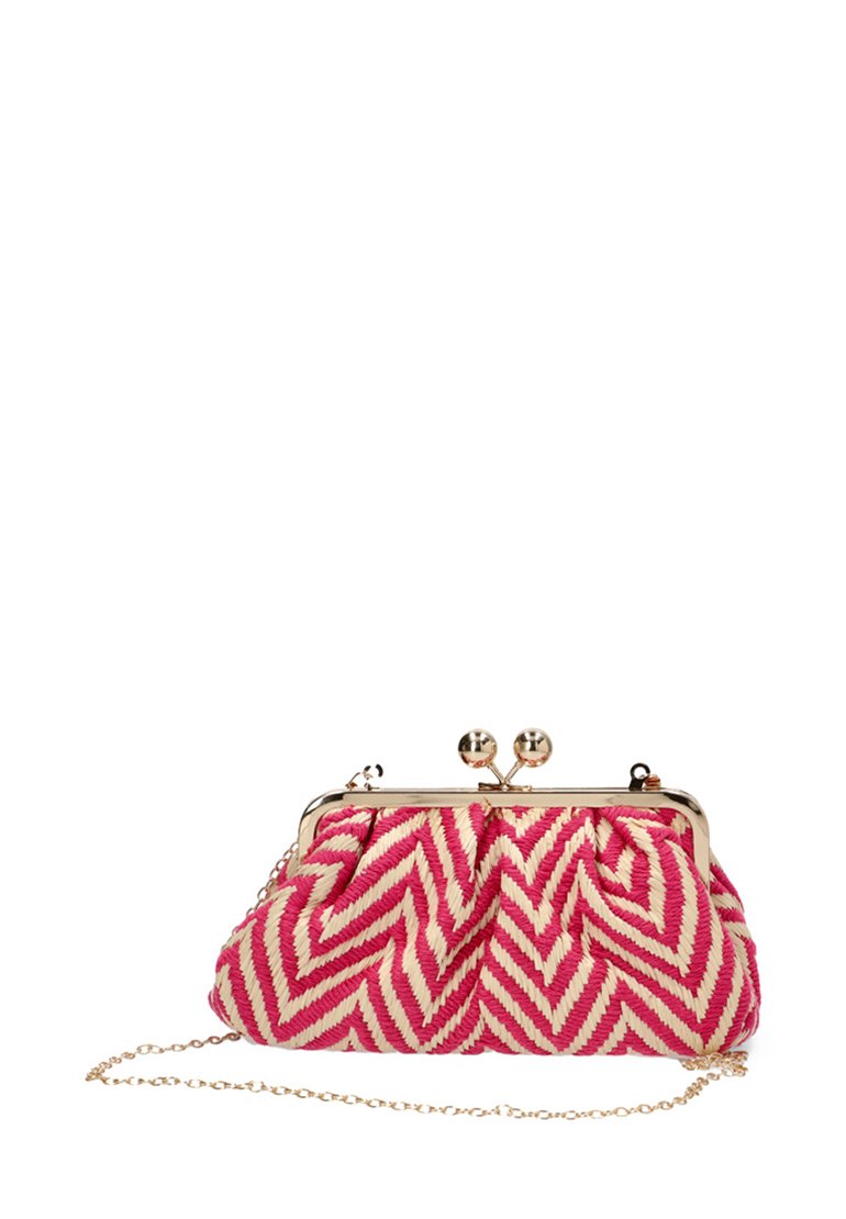 Bolso de mano en patrones de zigzag rosa y crema hecho de tela tejida, con un marco de metal dorado y cierre de bola, además de una correa de cadena.