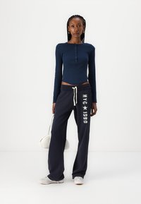 BDG Urban Outfitters DRAKE POPPER HENLEY - Top dugih rukava - pageant blue