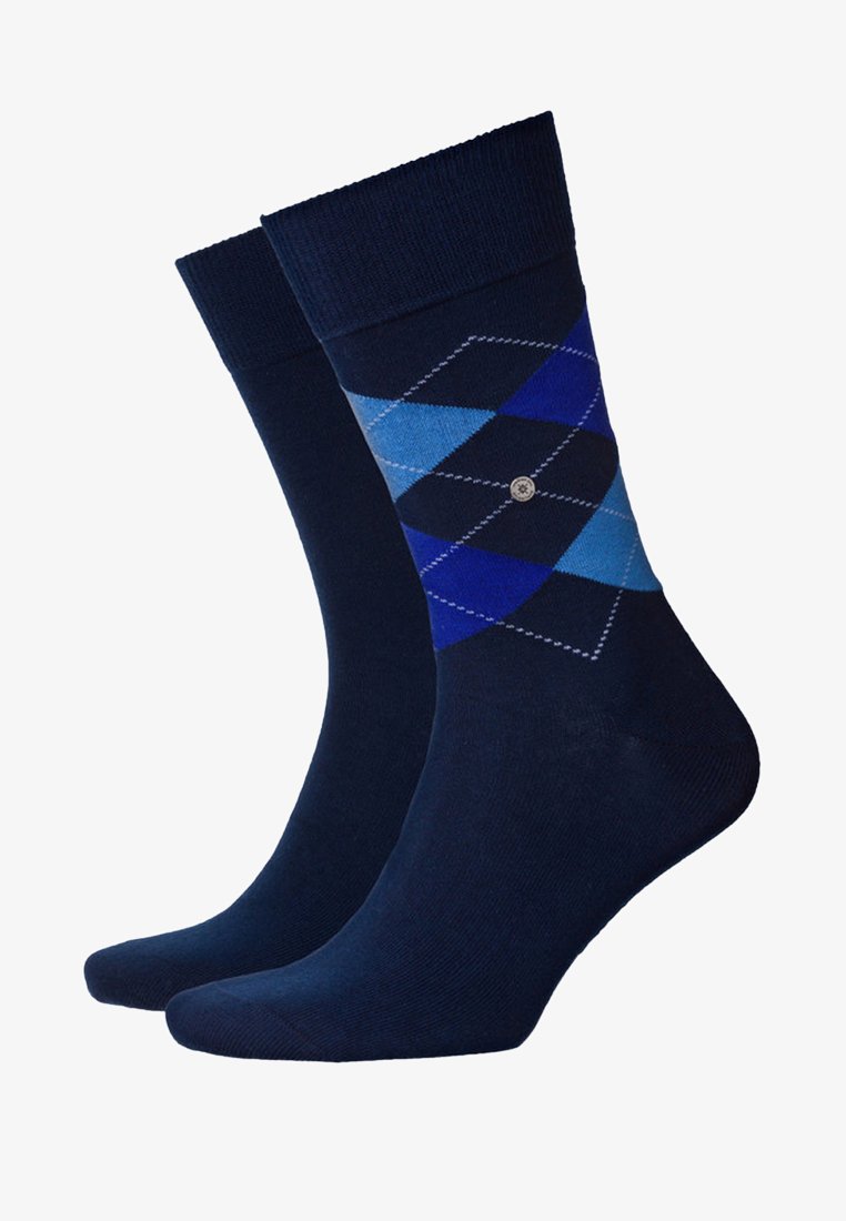 Calcetines azul marino con un patrón de diamantes en tonos de azul, que cuentan con un pequeño emblema y un puño acanalado para mayor textura.