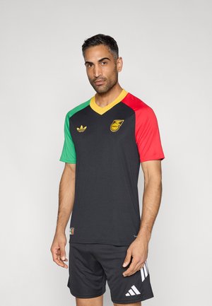 Tricou negru cu mâneci verzi, roșii și galbene. Are un decolteu în V și un logo pe piept. Purtați cu pantaloni scurți negri și accente albe.