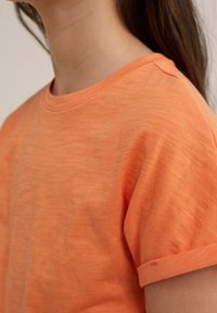 WE Fashion KNOOPDETAIL - Print T-shirt - Apdrukāts T-krekls - orange