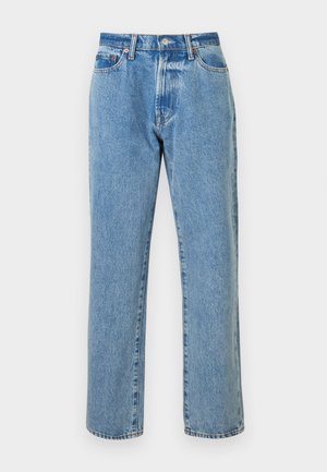 Hellblaue Denim-Jeans mit geradem Beinschnitt, fünf Taschen, Reißverschluss und kupferfarbenen Hardware-Details. Ganzflächige Used-Optik.