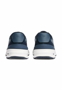 Scarpe sportive navy con pelle testurizzata e pannelli in mesh, colletto imbottito e suole intermedie bianche, con logo sul retro.