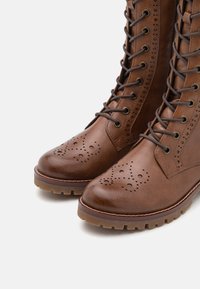 Marco Tozzi Suvarstomi batai - cognac combination