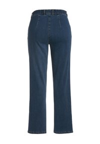 Pantalones de mezclilla azul oscuro con un corte relajado, cinturilla elástica y piernas rectas. No hay bolsillos visibles en la vista trasera.