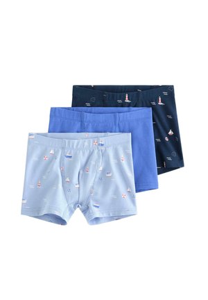 Tre par drengebokser shorts i lyseblå og navy, to med nautiske mønstre inklusive både, fyrtårne og redningsveste.