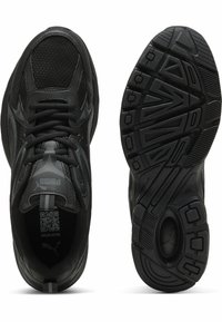Schwarze Sportschuhe mit Obermaterial aus Mesh und Synthetik, gepolstertem Kragen, Gummisohle mit strukturiertem Grip und reflektierenden Details.