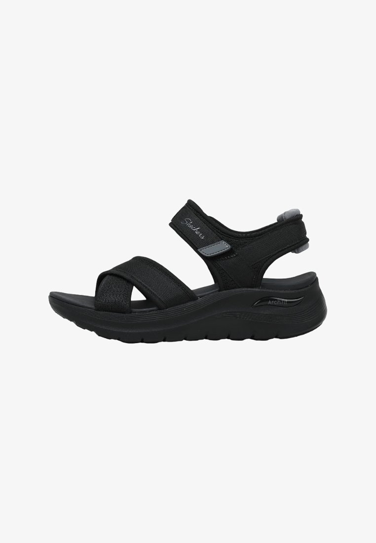 Sandale noire Skechers avec deux brides réglables sur le pied et une autour de la cheville, semelle épaisse rembourrée avec soutien de la voûte plantaire.
