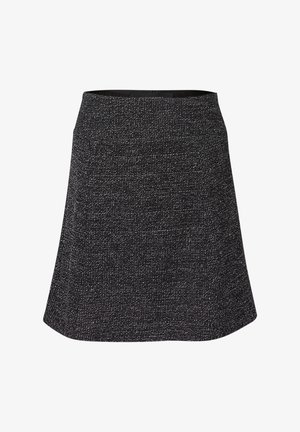 Czarna spódnica w stylu skater wykonana z teksturowanej tkaniny, z dopasowaną talią i sylwetką w kształcie litery A, ozdobiona subtelnym białym wzorem w drobne plamki.